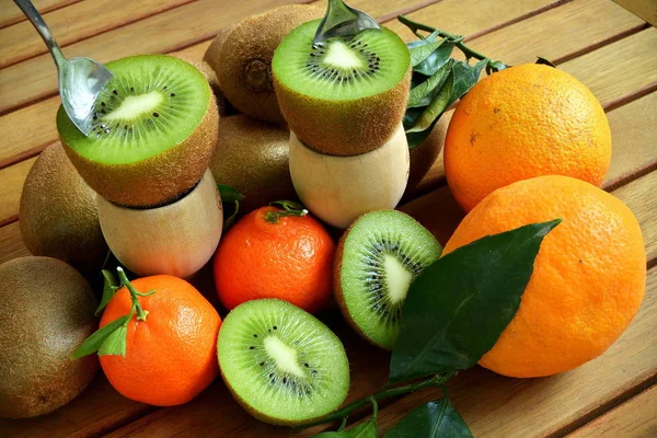 Kiwi in Scheiben geschnitten, Stillleben — Stockfoto