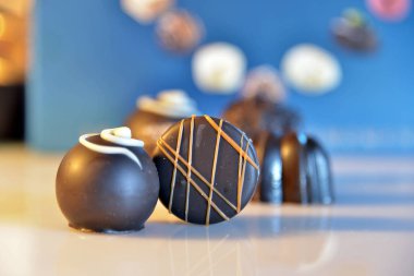 Masanın üzerine çikolata 