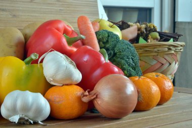 Çeşitli taze meyve ve sebze ile kompozisyon