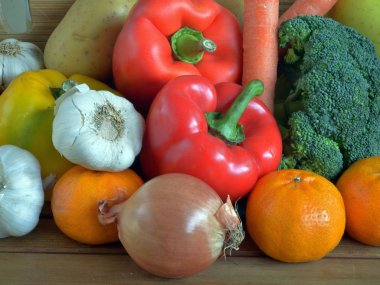 Çeşitli taze meyve ve sebze ile kompozisyon