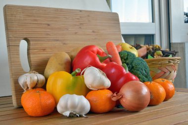 Çeşitli taze meyve ve sebze ile kompozisyon