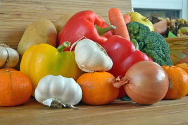 Çeşitli taze meyve ve sebze ile kompozisyon