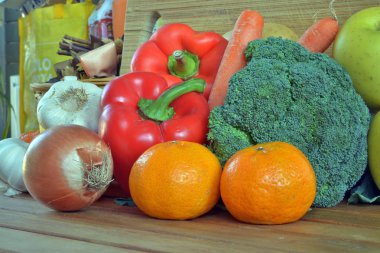 Çeşitli taze meyve ve sebze ile kompozisyon