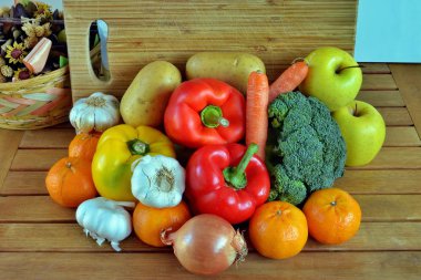 Çeşitli taze meyve ve sebze ile kompozisyon