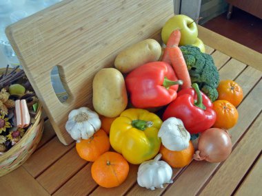 Çeşitli taze meyve ve sebze ile kompozisyon