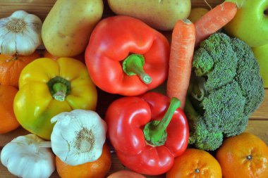 Çeşitli taze meyve ve sebze ile kompozisyon