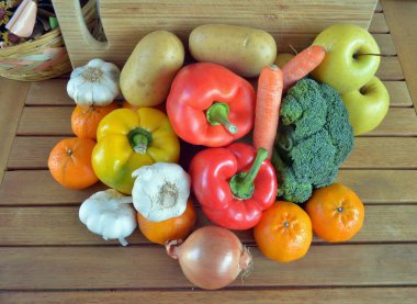 Çeşitli taze meyve ve sebze ile kompozisyon