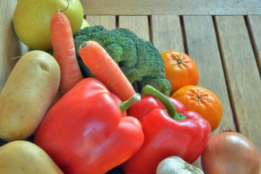 Çeşitli taze meyve ve sebze ile kompozisyon