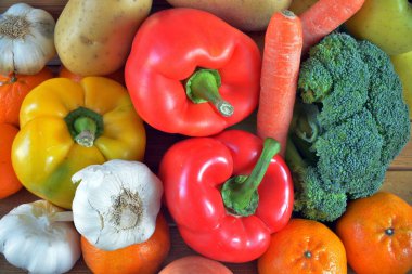 Çeşitli taze meyve ve sebze ile kompozisyon