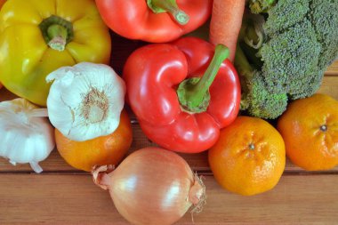 Çeşitli taze meyve ve sebze ile kompozisyon