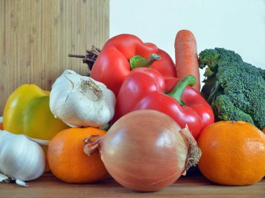 Çeşitli taze meyve ve sebze ile kompozisyon