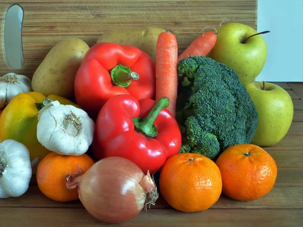 Çeşitli taze meyve ve sebze ile kompozisyon