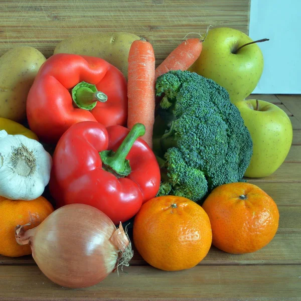 Çeşitli taze meyve ve sebze ile kompozisyon