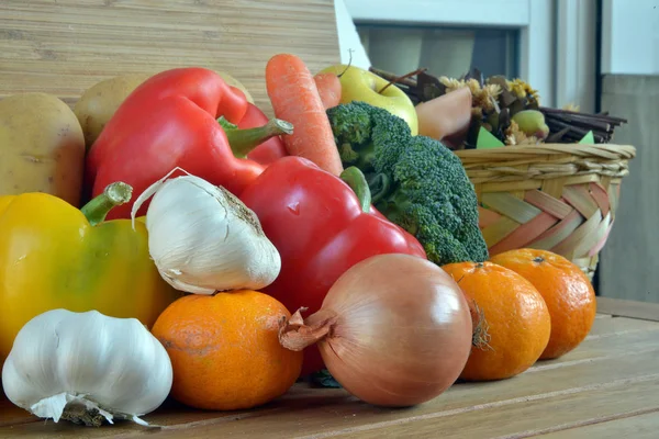 Çeşitli taze meyve ve sebze ile kompozisyon