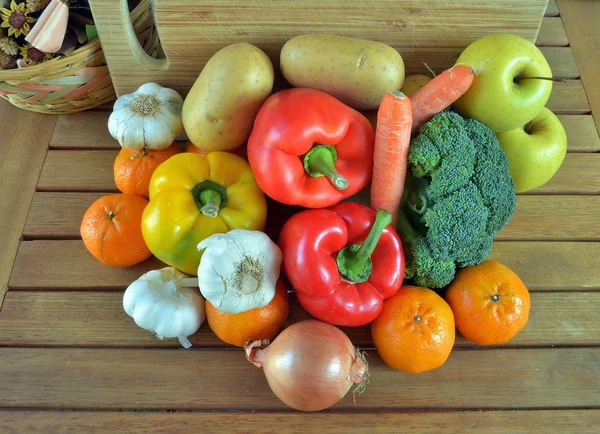 Çeşitli taze meyve ve sebze ile kompozisyon