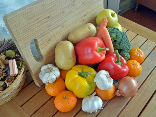 Çeşitli taze meyve ve sebze ile kompozisyon