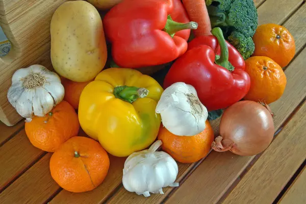 Çeşitli taze meyve ve sebze ile kompozisyon