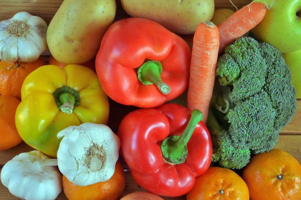 Çeşitli taze meyve ve sebze ile kompozisyon