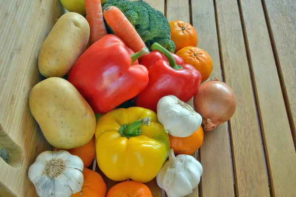 Çeşitli taze meyve ve sebze ile kompozisyon