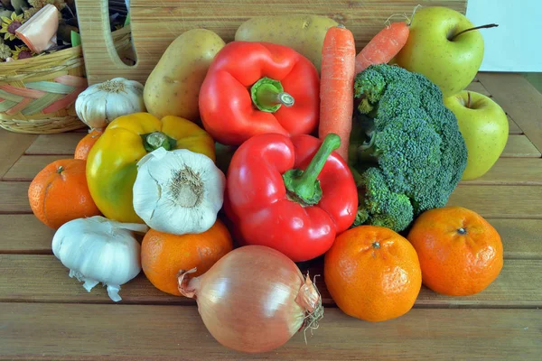 Çeşitli taze meyve ve sebze ile kompozisyon