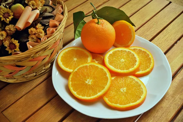 Composição de laranjas cortadas em fatias prontas para comer — Fotografia de Stock