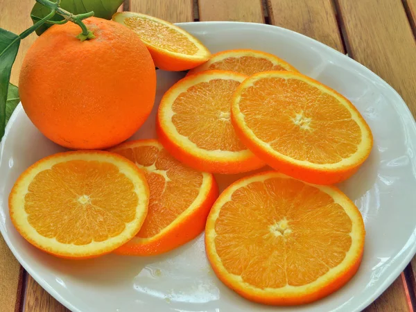 Sammansättningen av apelsiner skuren i skivor redo att äta — Stockfoto