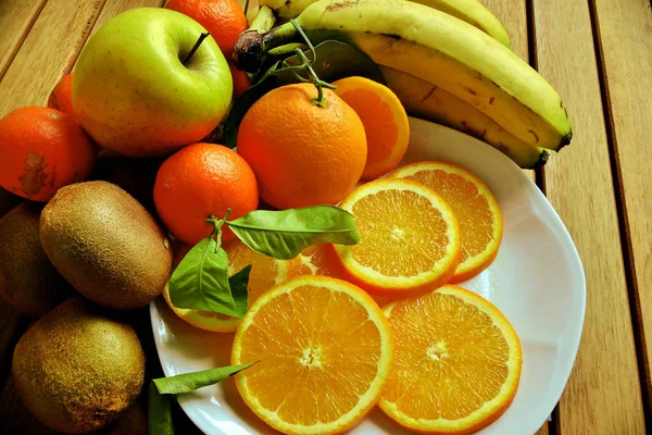 Composición de naranjas cortadas en rodajas listas para comer — Foto de Stock