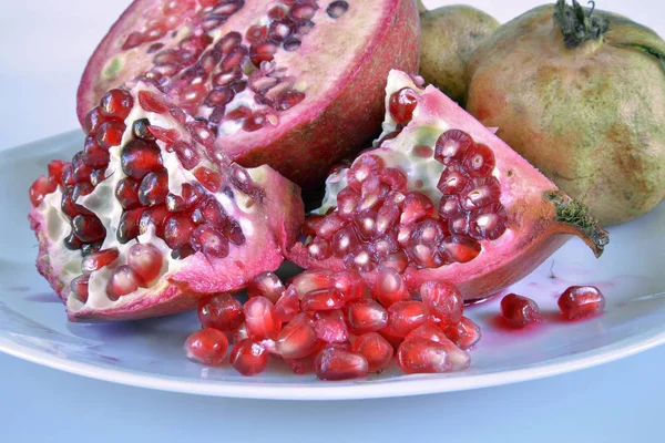 Pomegranate cut and ginned, ready to eat — Stock Photo, Image