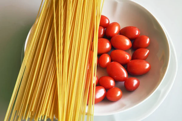 Esparguete e tomate, dieta mediterrânica — Fotografia de Stock