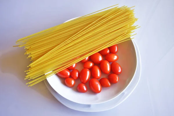 Špagety a rajčat, středomořské stravy — Stock fotografie