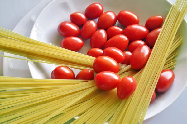 Esparguete e tomate, dieta mediterrânica — Fotografia de Stock