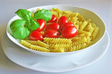  İtalyan mutfağı. Düdük domates ve fesleğen ile