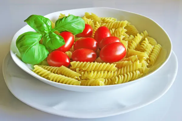Cozinha italiana. fusilli com tomate e manjericão — Fotografia de Stock