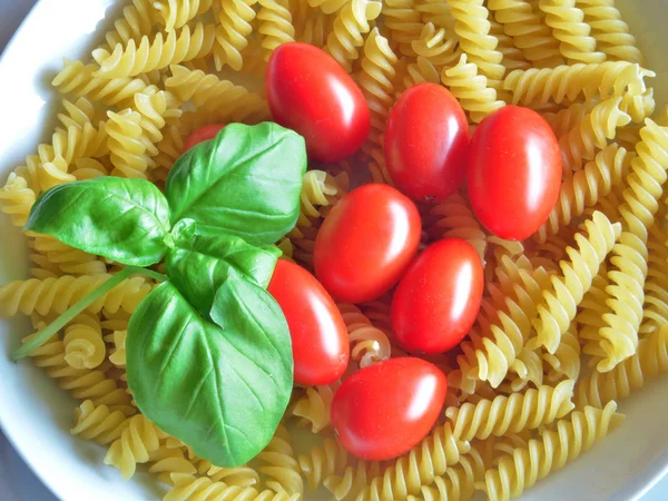 Cozinha italiana. fusilli com tomate e manjericão — Fotografia de Stock