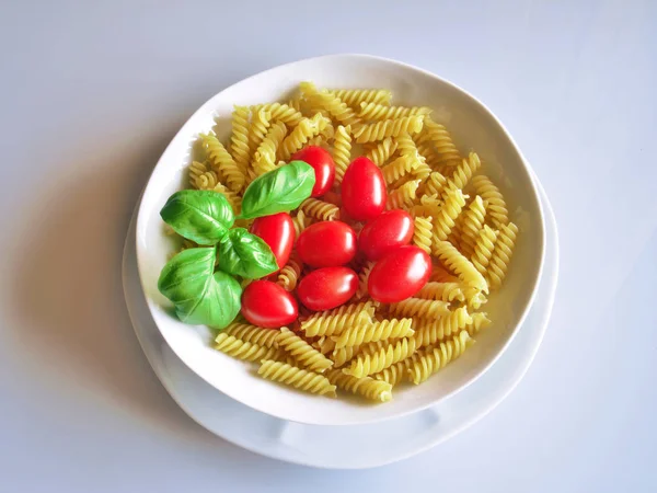 Cocina italiana. fusilli con tomate y albahaca — Foto de Stock