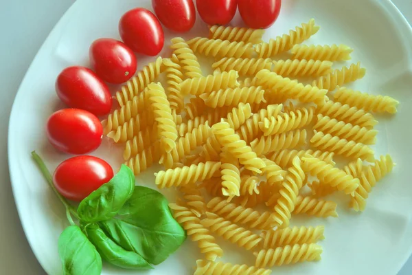 Dania kuchni włoskiej. Fusilli z pomidorem i bazylią — Zdjęcie stockowe