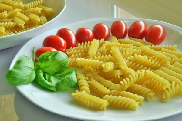 Italská kuchyně. Fusilli s rajčaty a bazalkou — Stock fotografie