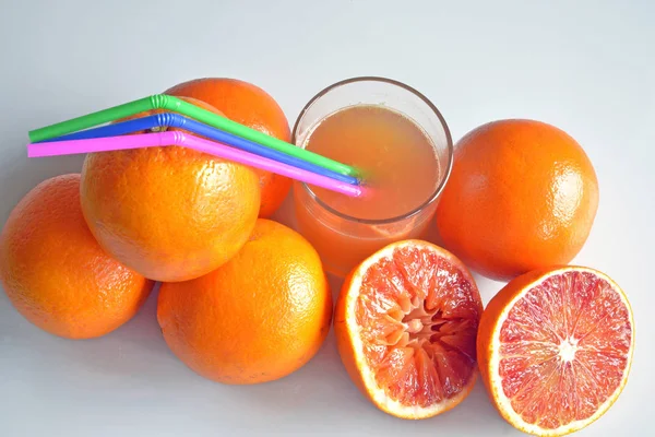 Zumo de naranja en un vaso —  Fotos de Stock