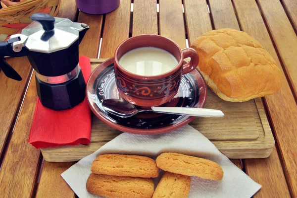 Desayuno en casa con café, leche y galletas —  Fotos de Stock