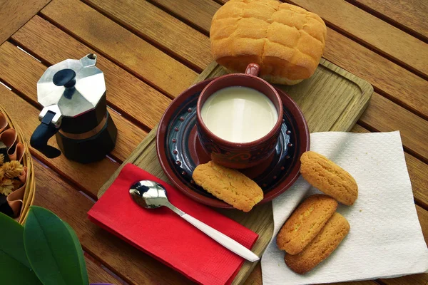 コーヒー、牛乳、ビスケット、自宅で朝食 — ストック写真