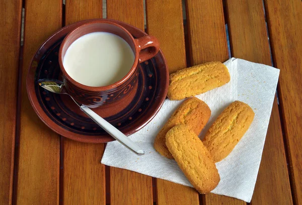 Πρωινό στο σπίτι με καφέ, γάλα και μπισκότα — Φωτογραφία Αρχείου