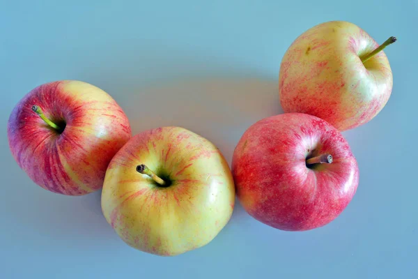 Яблоко, крупный план небольшой группы яблок — стоковое фото