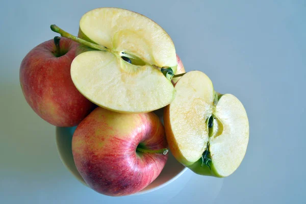Maçã, close-up de um pequeno grupo de maçãs — Fotografia de Stock