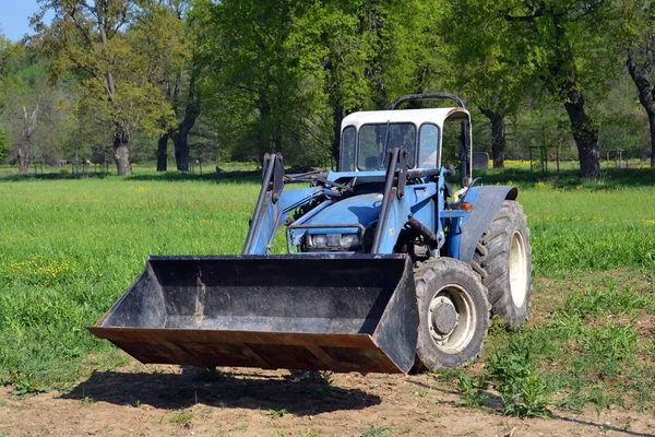 Tractor, agricultural, standing, in the meadows — Stock Photo, Image