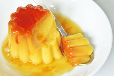 krem karamel. Puding yemek hazır