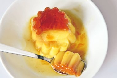 krem karamel. Puding yemek hazır
