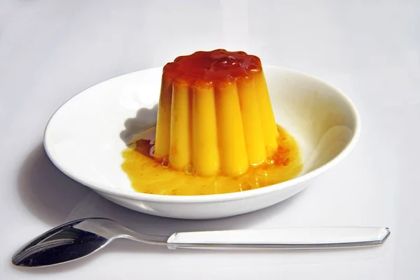 Creme caramel. Pudding ready to eat — Stock Photo, Image