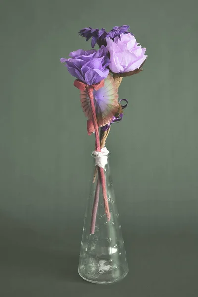 Doek bloemen binnen een transparante glazen pot — Stockfoto