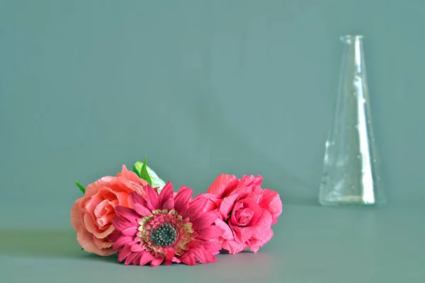 Bir yerde yatarken renkli kumaş çiçekler