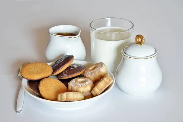 Breakfast with cookies, milk and coffee — Stock Photo, Image